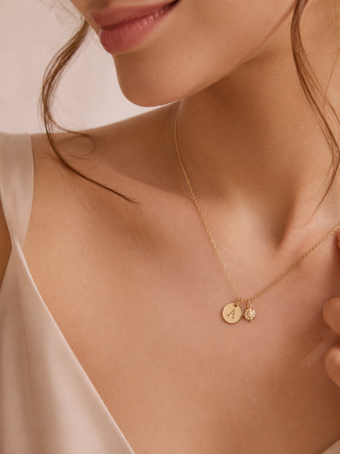 Gros plan d’un collier initiale Maison Liora