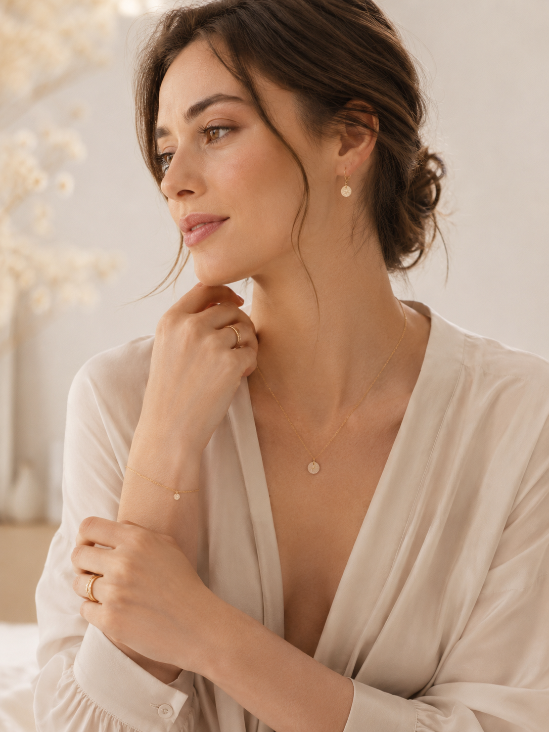 Femme portant des bijoux dorés Maison Liora